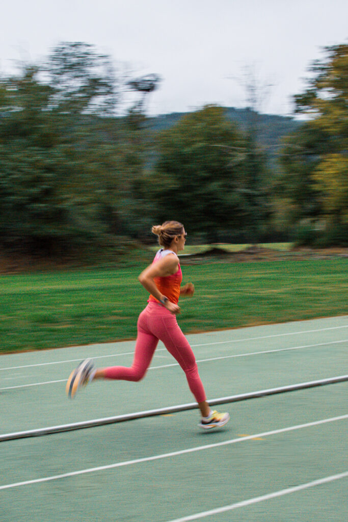 Promo de Blacksheep con triatleta corriendo