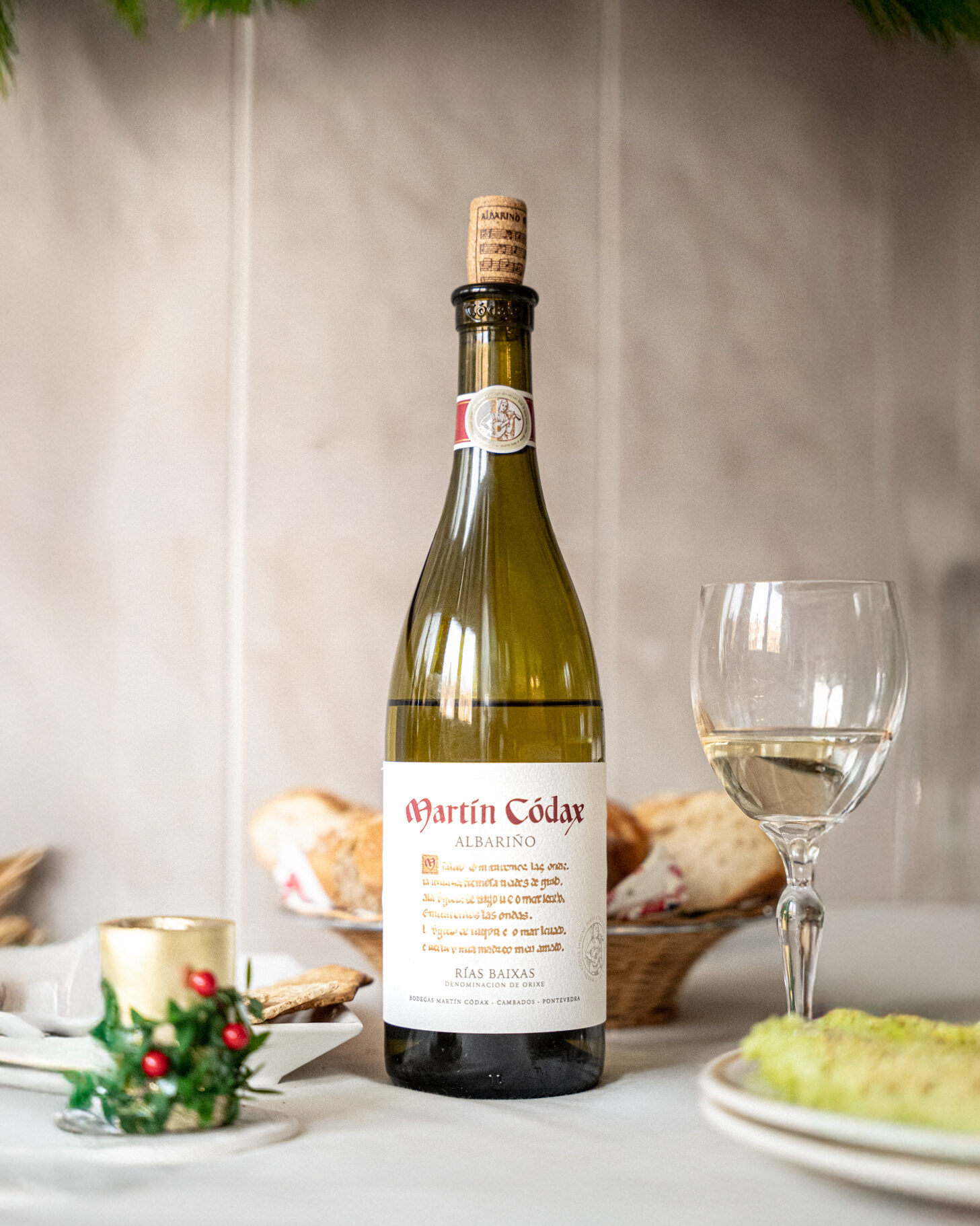 Botella de vino Martin Codax en mesa navideña