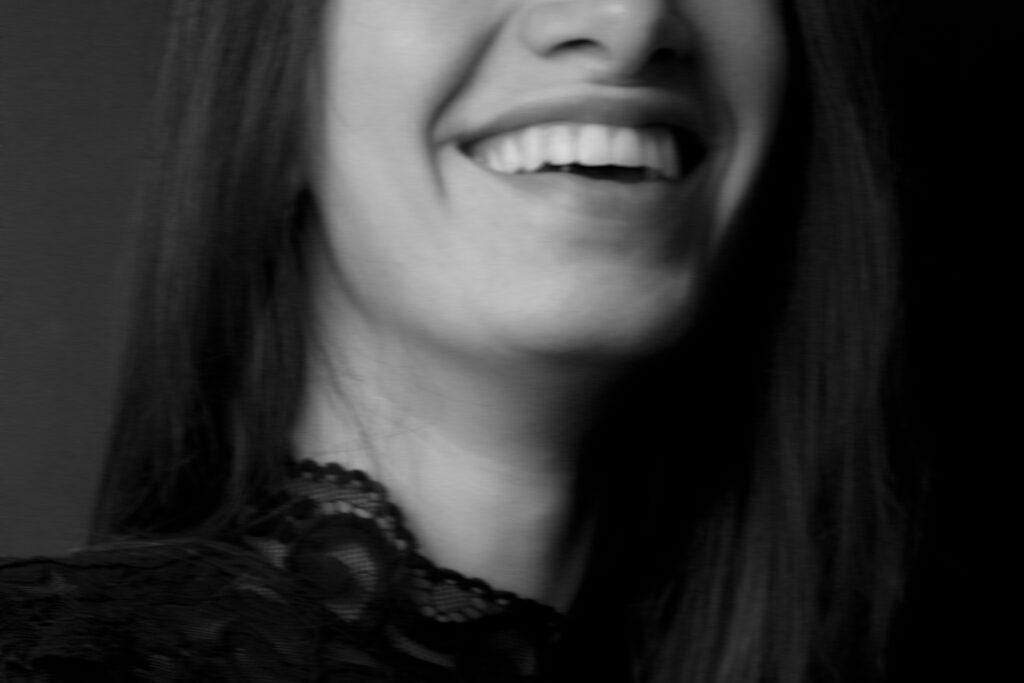 Sonrisa difuminada de mujer en blanco y negro